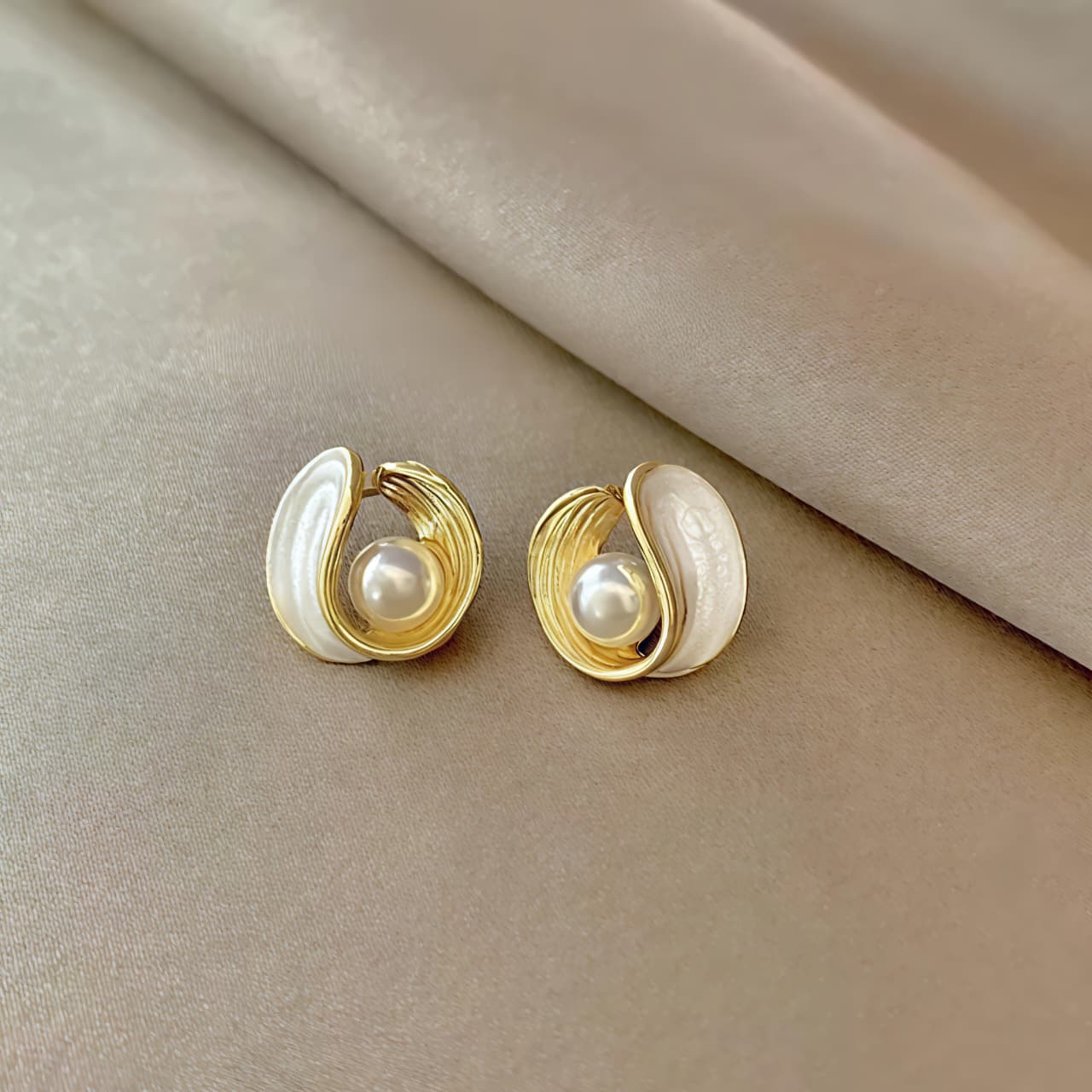 Golden Swirl Pearl Stud Earrings JL0017