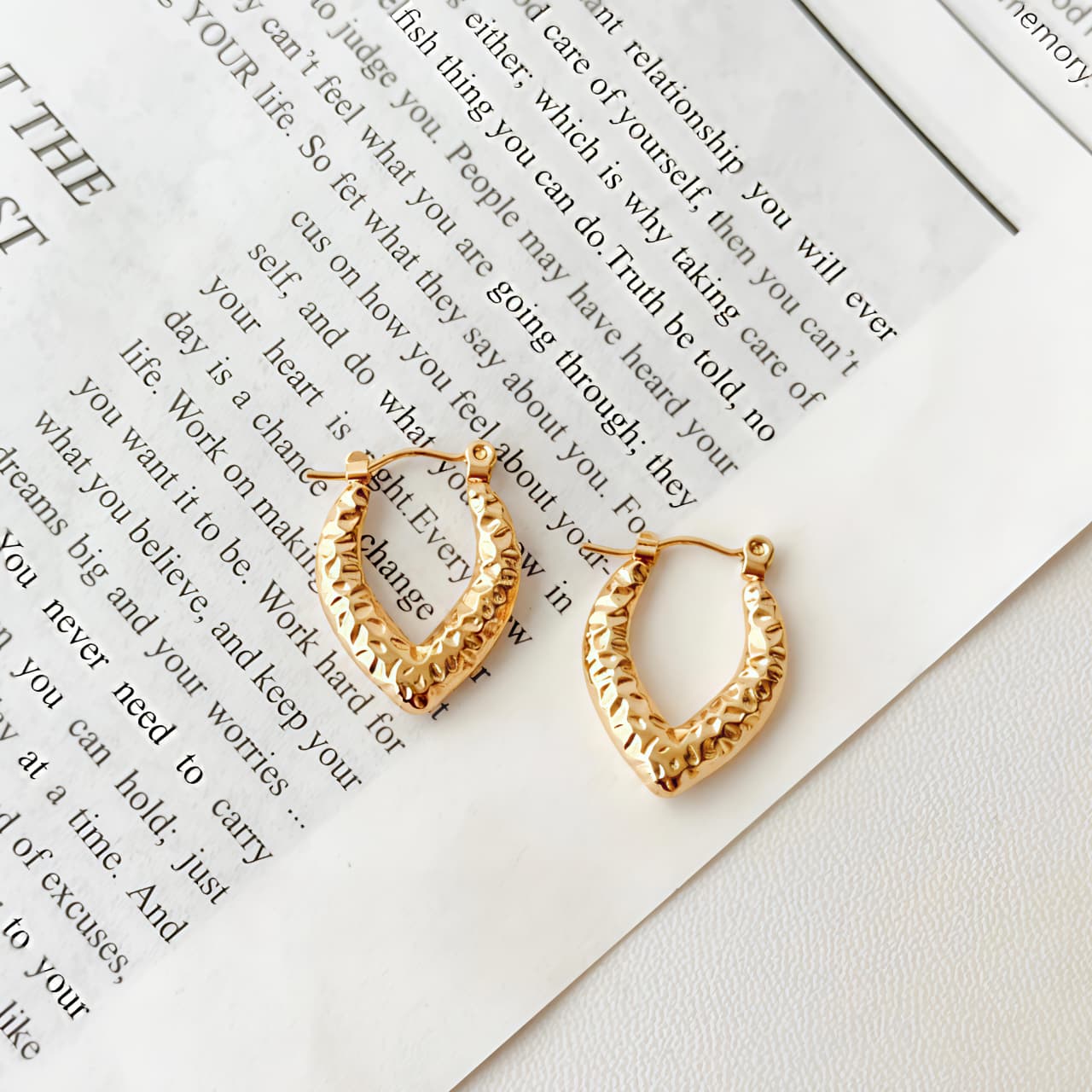 Textured V-Shaped Gold Hoop Earrings JL0036